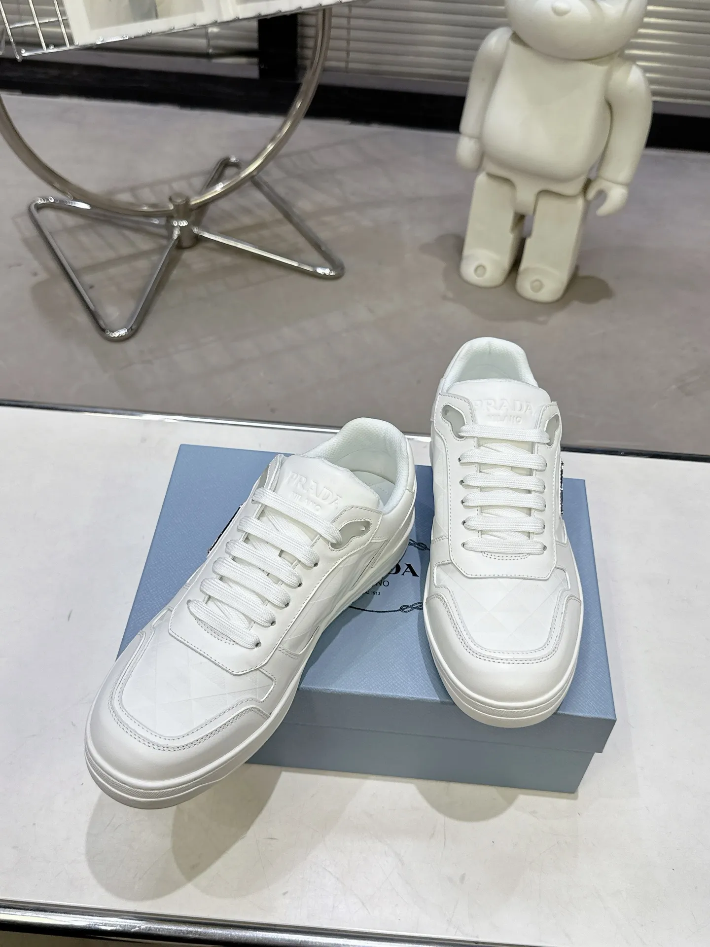 👟👟Ex-factory price 580👟👟 Couple style Prada Latest Downtown Bold series Triangle logo Casual sneakers White shoes Original purchase, development and production Downtown Bold sneakers are inspired by the basketball shoes of the 1980s, with a sporty design and exquisite details. Crafted from perforated leather, the statement platform sole provides a unique, modern style. The Prada logo is interpreted from different angles, decorated with the iconic enameled triangular metal logo, highlighting the unique classic style. Exquisite packaging at the delivery counter🛍📦 ▪️Fabric: Original custom imported first-layer cowhide ▪️Lining: Original imported soft sheepskin ▪️Outsole: Original open-molded rubber bottom material ▪️Size: Women's 35-40 Men's 39-45